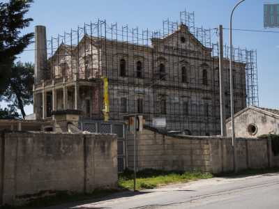 Perch� come detto questa era prima di tutto una fabbrica, costruita nel 1902 dalla famiglia Pagano, di origine turese. Lo si capisce anche dalla ciminiera che appare sul lato sinistro